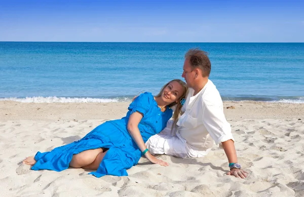 O casal amoroso na praia, Cuba, Varadero — Fotografia de Stock