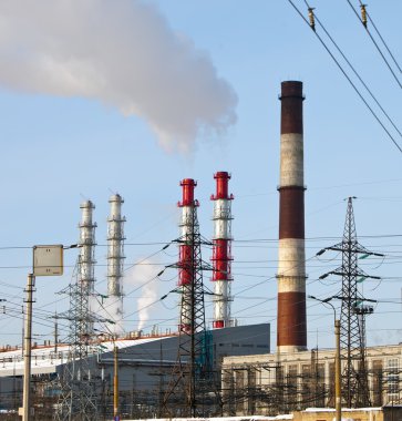 duman ve arka plan üzerinde Elektrik İletim Hattı boru