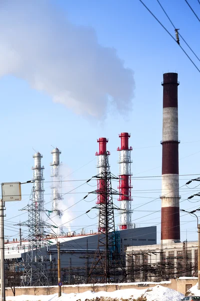 Cső, füst és háttérrel a villamosenergia-átviteli vonal — Stock Fotó