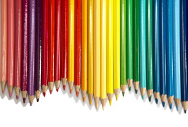 Beyaz arkaplanda renkli kalemler