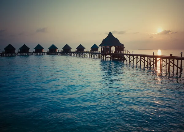 Silueta de logias en el mar al atardecer. Maldivas, con efecto retro — Foto de Stock