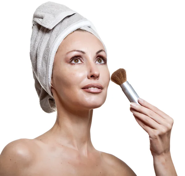 Krásná mladá žena v ručníku se štětcem na make-up — Stock fotografie