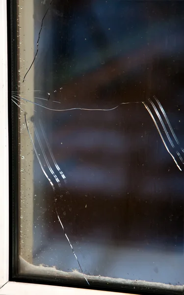Κακής ποιότητας παράθυρο έχει σκάσει από ενός παγετού — Φωτογραφία Αρχείου