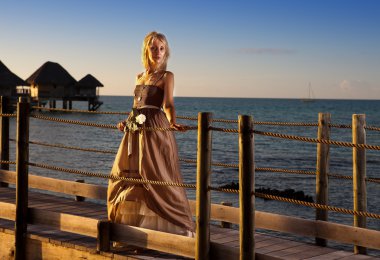 denize ahşap platform üzerine güzel bir genç kadın