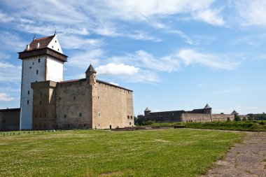 partilere kenarlık Nehri'nin iki antik kaleler. Narva, Estonya ve Ivangorod arkasında nehre, Rusya Federasyonu