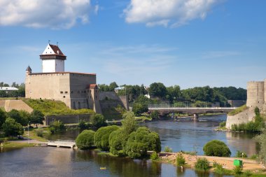 Estonya. Narva. Rusya ile sınır üzerinde antik kale