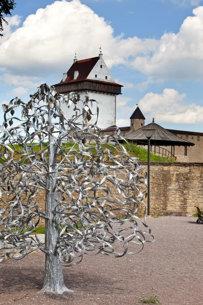 Wedding tree. Narva, Estonia. The wedding day attach leaflets with the names — Stock Photo, Image