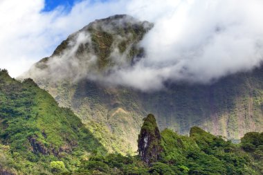 Tahiti. Polinezyası. Bulutların üzerinde bir dağ manzarası
