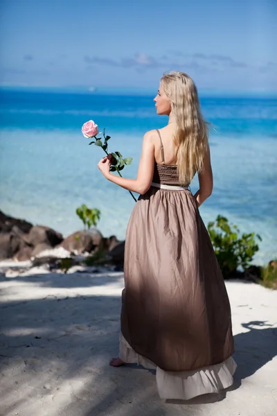 Красивая женщина в длинном платье у моря — стоковое фото