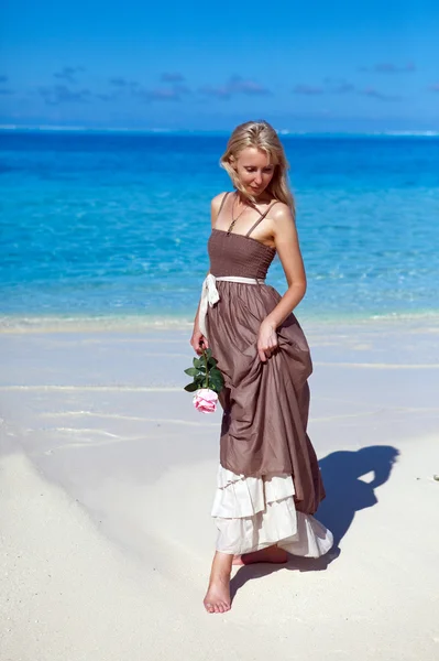 Mladá krásná žena s růží poblíž moře, tropy — Stock fotografie