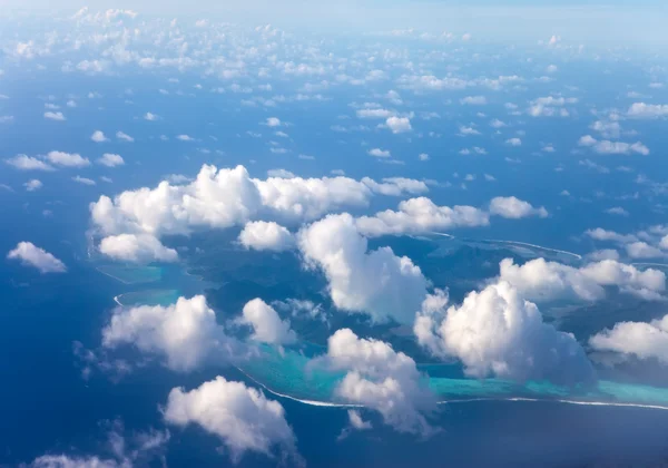 ポリネシアだ。雲を通して海の中の環礁。空中風景 — ストック写真