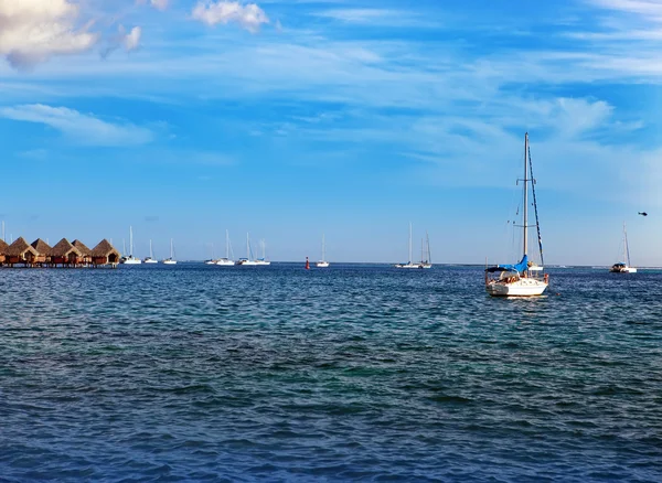 Catamarans en houten hutten op de zee — Stockfoto