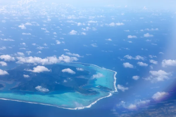 Polinézia. Az atoll az óceánban a felhők között. Légi felvétel — Stock Fotó