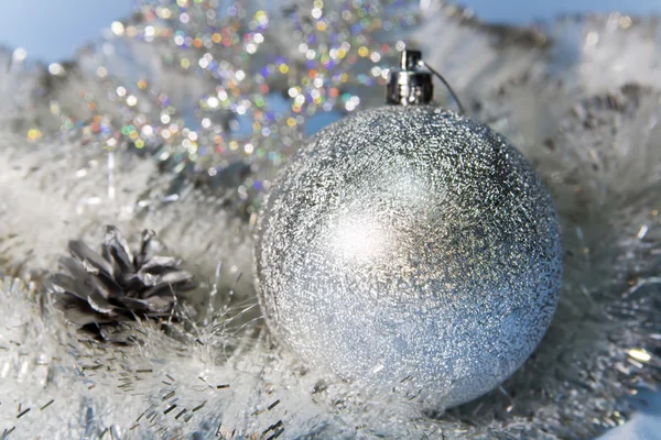 Silvrig nyår bollen — Stockfoto