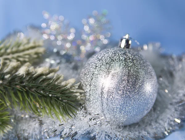 銀色の新年のボール、シャープネスの奥行き — ストック写真