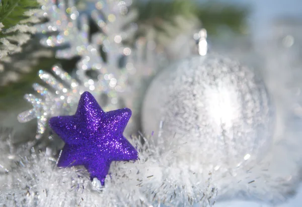 Decoratieve violet toy een sneeuwvlok en een zilveren New Year's ball onscherp — Stockfoto