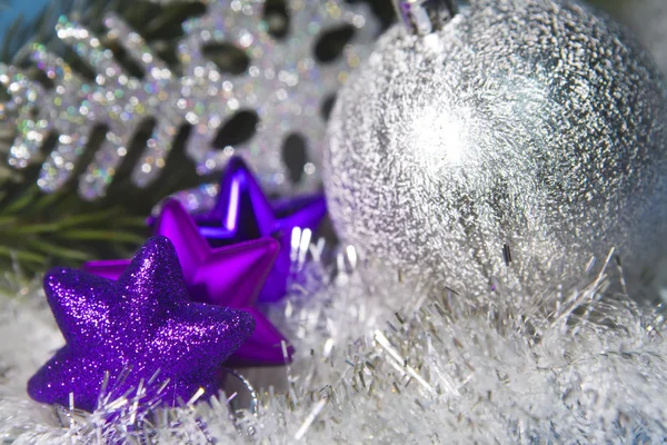 Dekorativ violett leksaker av snöflinga och silvrig nyårsafton ball — Stockfoto