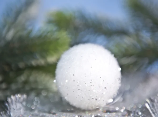 Λευκό Πρωτοχρονιάς μπάλα, μικρό βάθος των ευκρίνεια — Φωτογραφία Αρχείου