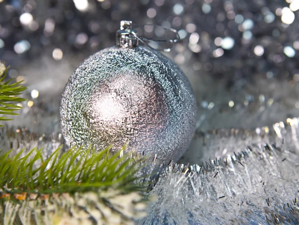 Silvrig nyår boll, litet djup av skärpa — Stockfoto