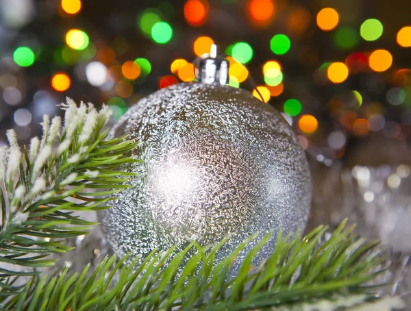 Zilverkleurige New Year's ball, kleine scherptediepte scherpte — Stockfoto