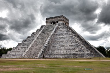 chichen Itza yucatan, Meksika üzerinde piramitte Tüylü yılan