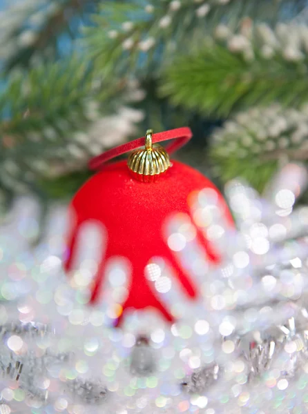 New Year's ball och dekorativa snöflinga ur fokus — Stockfoto