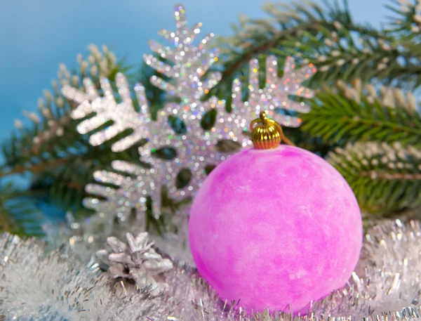 Neujahrsball und dekorative Schneeflocke — Stockfoto