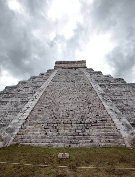 Kukulkan Pyramid in Chichen Itza on the Yucatan, Mexico — Stock Photo, Image