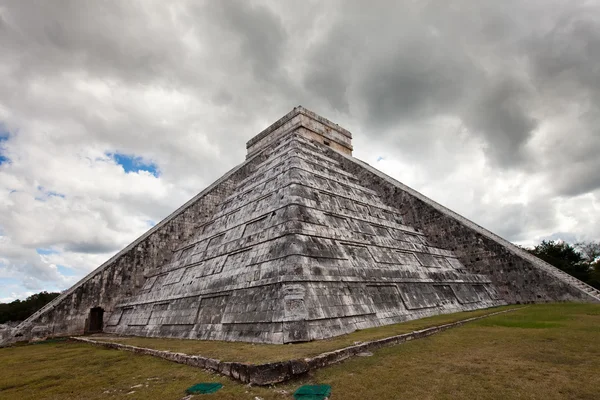 Pirâmide de Kukulkan em Chichen Itza no Yucatan, México — Fotografia de Stock