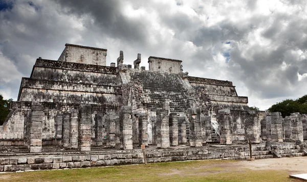 Зал тисяч стовпів - колонки в Чичен-Іца в Мексиці — стокове фото