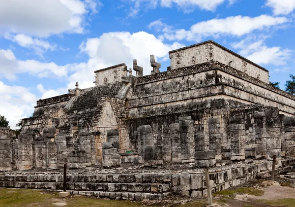 千の柱 - メキシコ チチェン ・ イツァで列のホール — ストック写真