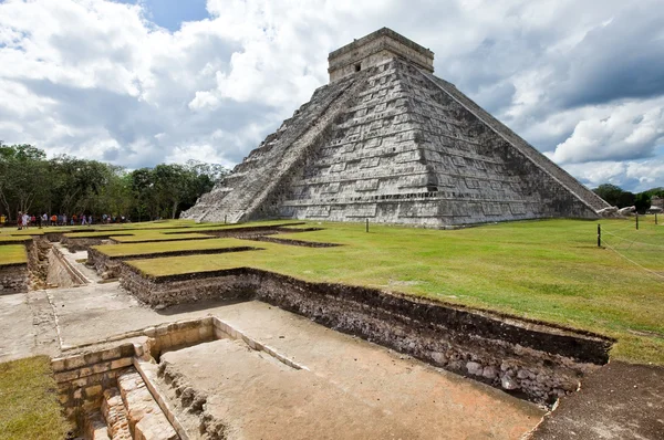 Pirâmide de Kukulkan em Chichen Itza no Yucatan, México — Fotografia de Stock