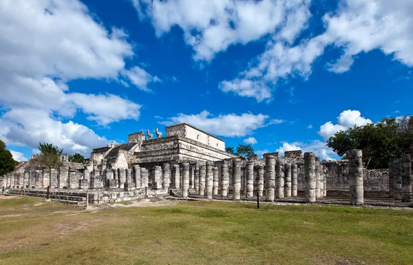 Síň tisíce sloupů - sloupce v Chichén Itzá, Mexiko — Stock fotografie