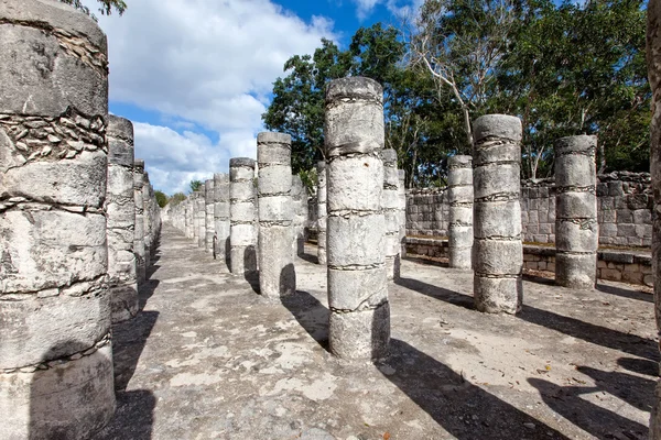 Síň tisíce sloupů - sloupce v Chichén Itzá, Mexiko — Stock fotografie