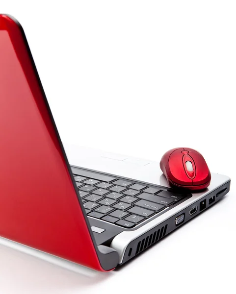 Mouse de computador vermelho e notebook vermelho — Fotografia de Stock