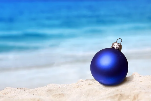 Bola de Ano Novo em uma praia perto do mar — Fotografia de Stock