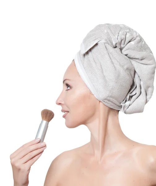 Όμορφη νεαρή γυναίκα με πετσέτα με ένα πινέλο για μακιγιάζ — Φωτογραφία Αρχείου