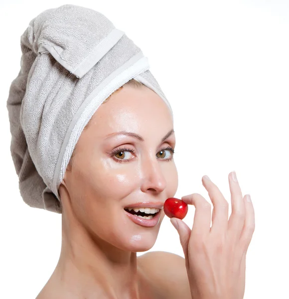 Krásná mladá žena v ručníku, s cherry berry — Stock fotografie