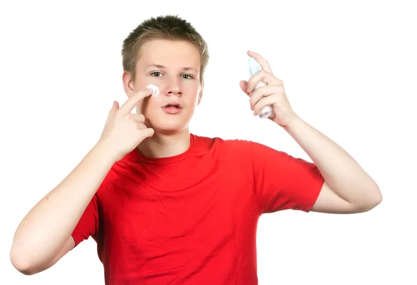 Der Junge, der Teenager mit einer Creme für eine jugendliche Problemhaut, gegen Flecken — Stockfoto