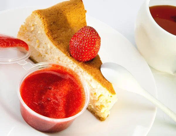 Torta di frutta con una fragola e una tazza di tè — Foto Stock