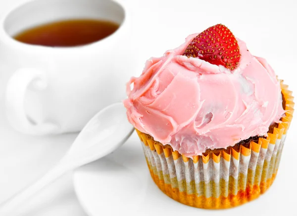 Bolo de frutas com uma baga e uma xícara de chá — Fotografia de Stock