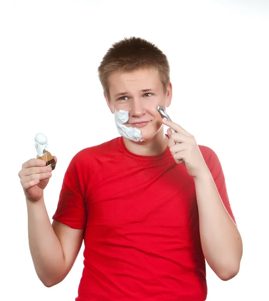 El muchacho, el adolescente la primera vez trata de afeitarse y se confunde . —  Fotos de Stock