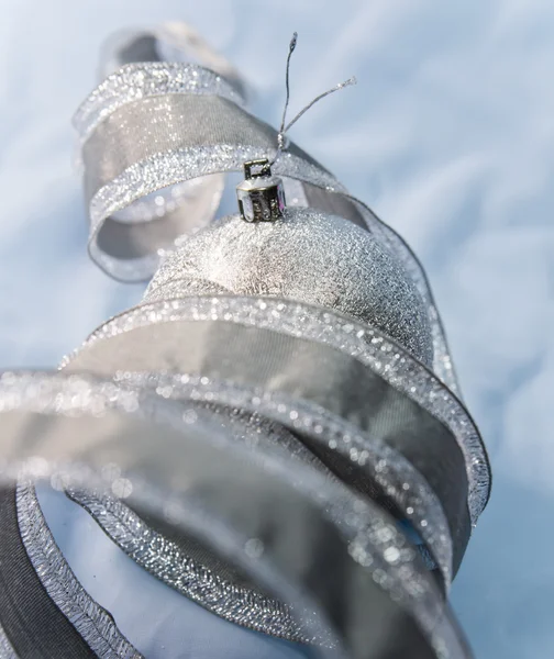 Vacker silvrig nyår boll och eleganta glitter — Stockfoto