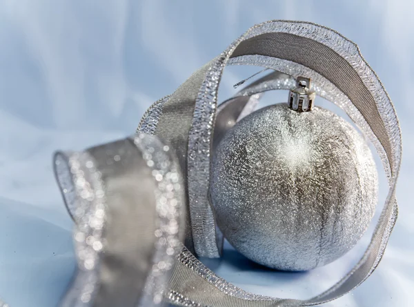 Krásný stříbrný novoroční míč a elegantní pozlátko — Stock fotografie