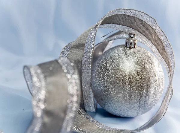 Vacker silvrig nyår boll och eleganta glitter — Stockfoto