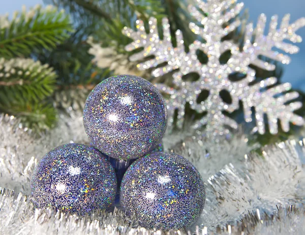 New Year's ball en decoratieve sneeuwvlok — Stockfoto