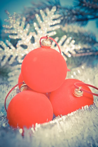 Bola de Año Nuevo y copo de nieve decorativo, con un efecto retro — Foto de Stock