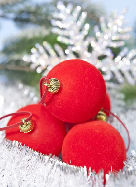 Neujahrsball und dekorative Schneeflocke — Stockfoto