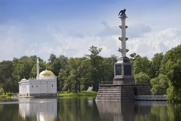 The Chesme Column and Pavilion "Turkish bath". Catherine Park. Pushkin (Tsarskoye Selo). Petersbur — Stock Photo, Image