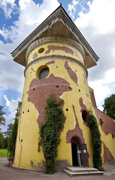 Tower - ruins. Catherine Park. Pushkin (Tsarskoye Selo). Petersburg — Stock Photo, Image